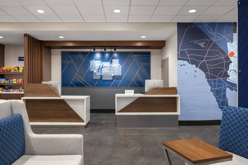 Holiday Inn Exp Stes Midtown By Ihg 2