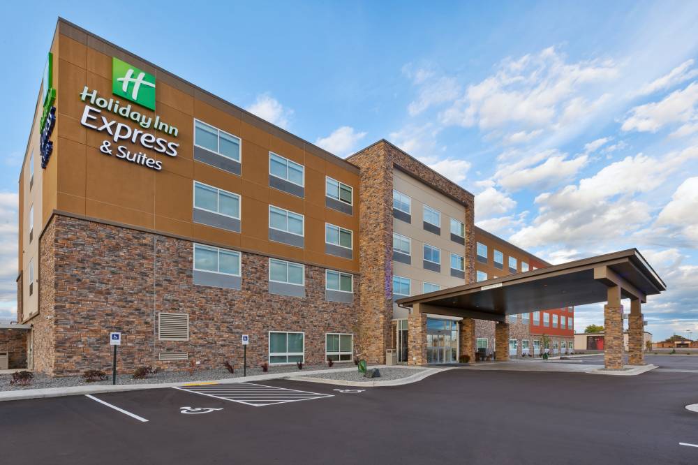 Holiday Inn Exp Stes West I-94 5