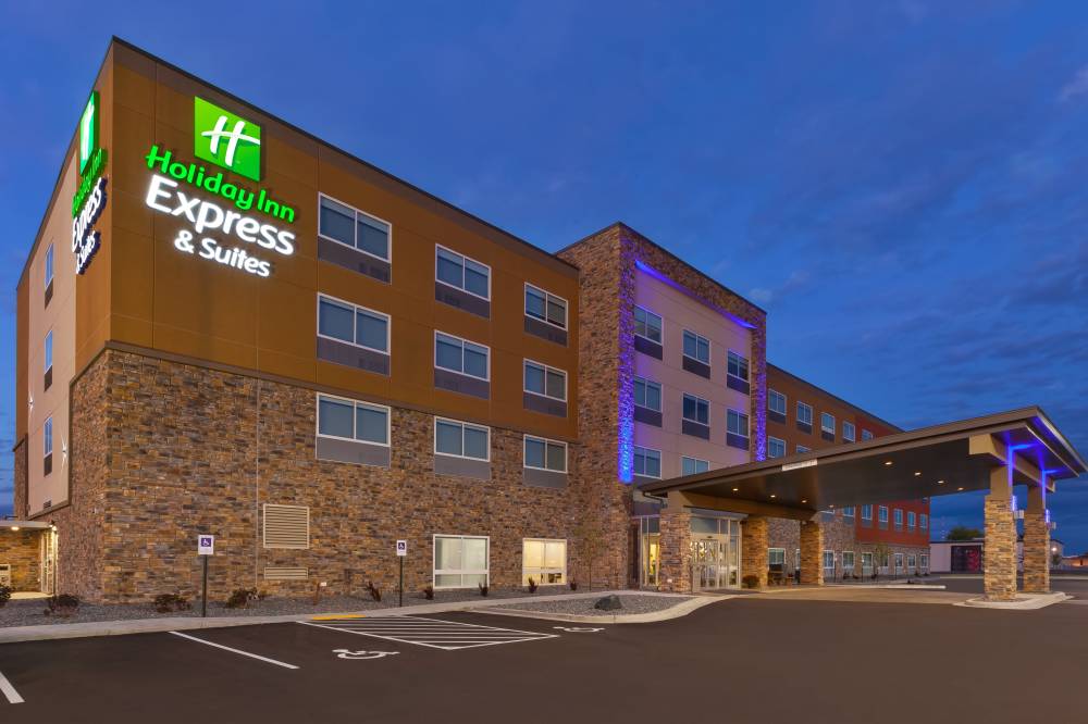 Holiday Inn Exp Stes West I-94 6