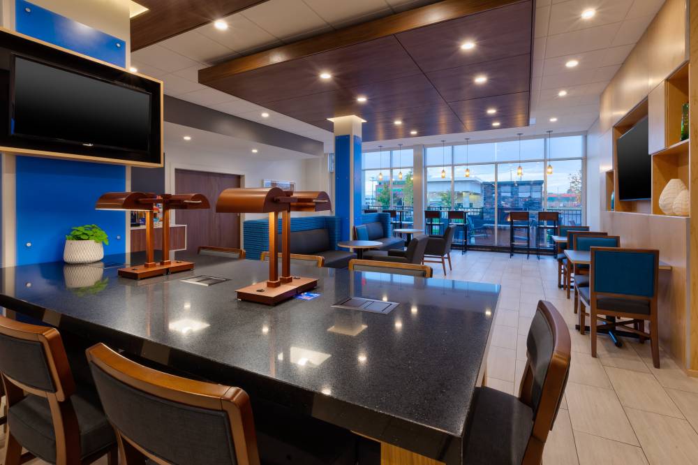 Holiday Inn Exp Stes West I-94 3