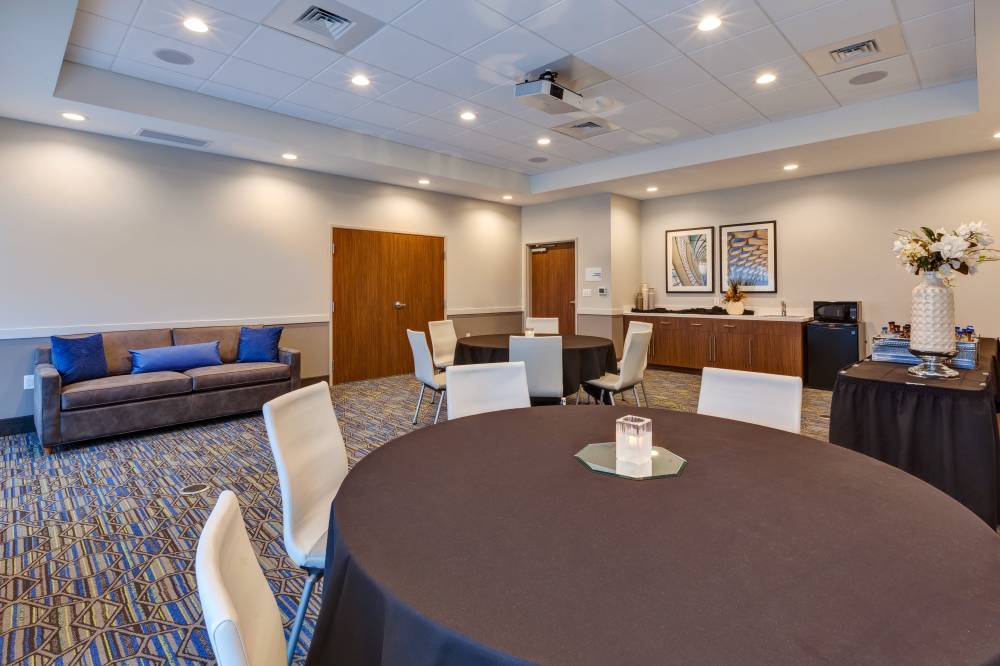 Holiday Inn Exp Stes West I-94 9