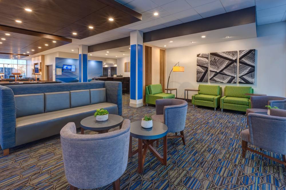 Holiday Inn Exp Stes West I-94 4