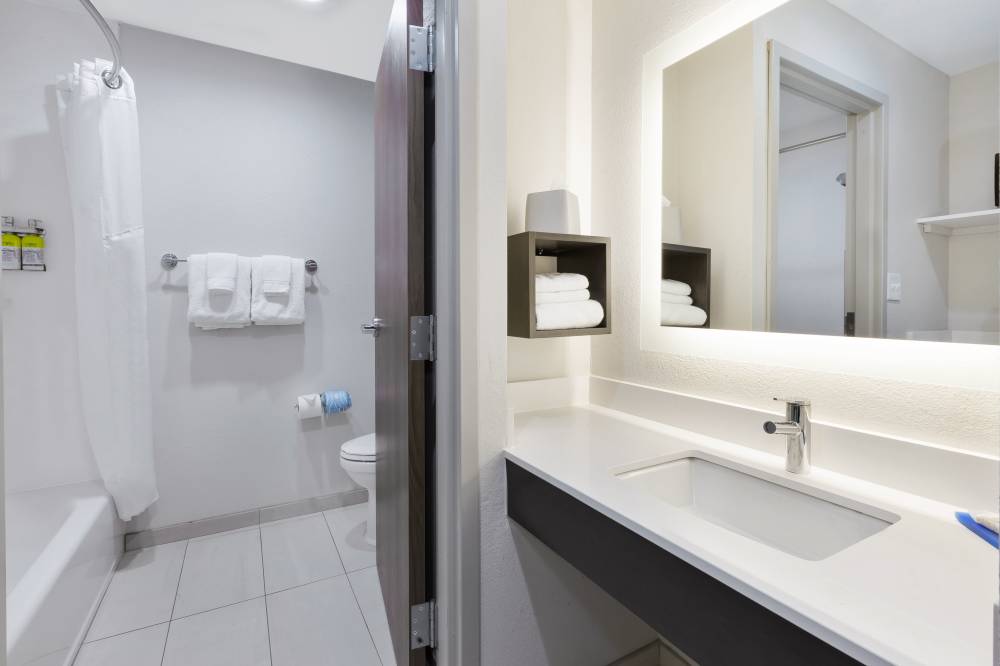 Holiday Inn Express 6