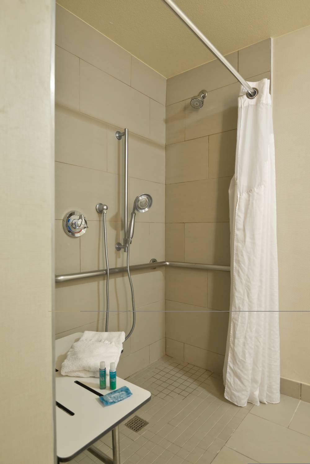 Holiday Inn Express Newport 1