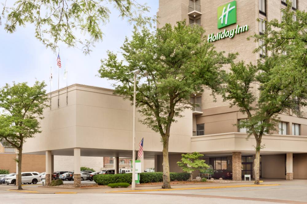 Drive up to the Holiday Inn Rock Island with conve