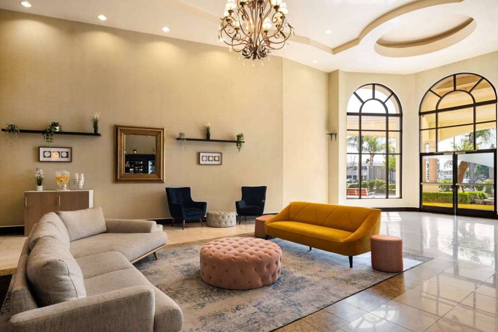 Hotel Marguerite Anaheim/garden Grove, Trademark Collection 8