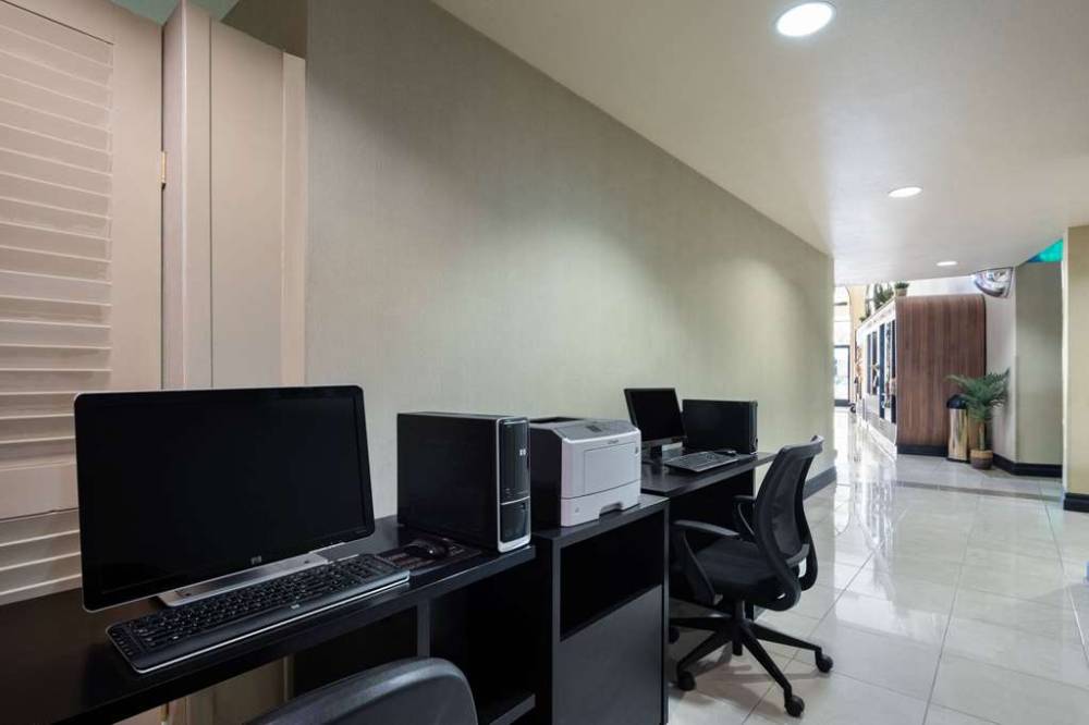 Hotel Marguerite Anaheim/garden Grove, Trademark Collection 5
