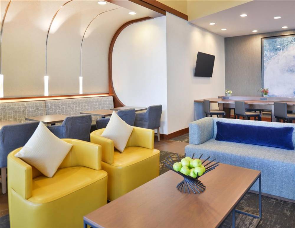 Hyatt Place Garden City 3