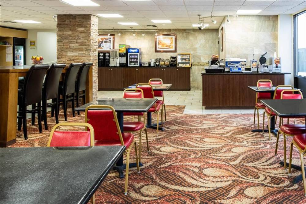 La Quinta Inn By Wyndham Davenport & Conference Center 4