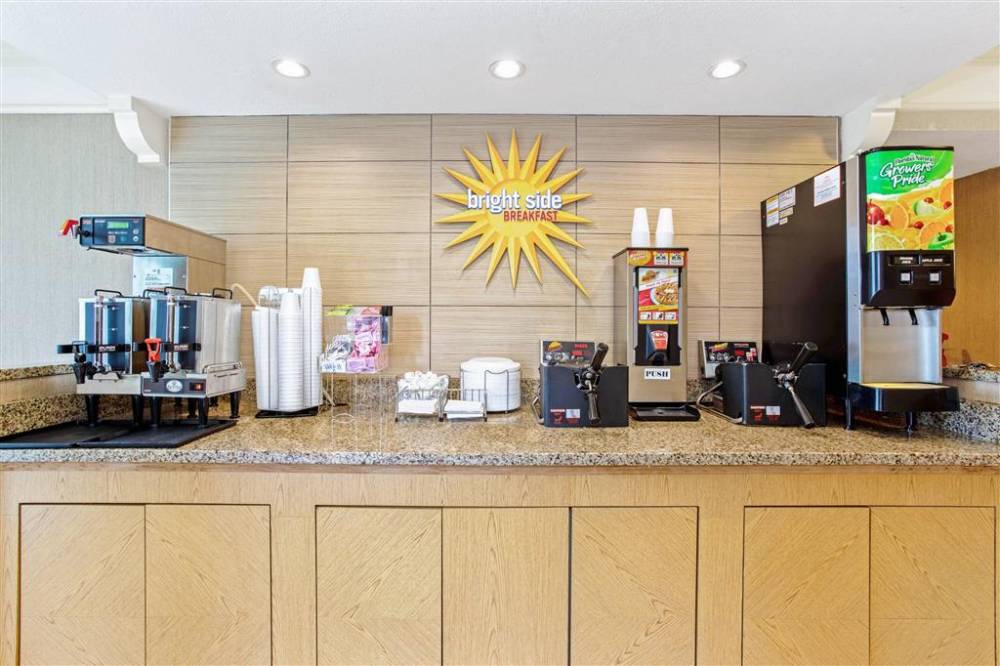 La Quinta Inn By Wyndham Orlando Airport West 10