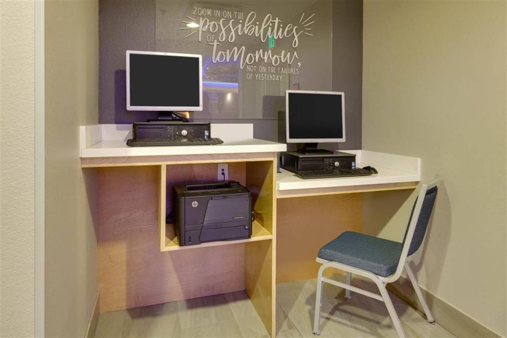 La Quinta Inn & Suites By Wyndham Dallas Love Field 5