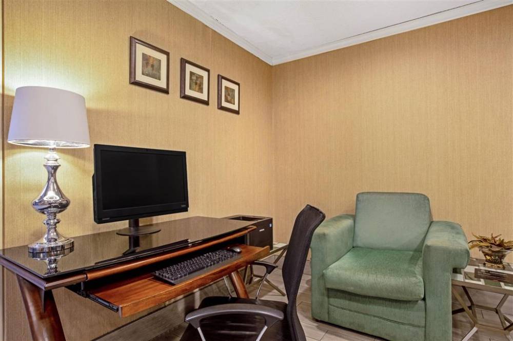 La Quinta Inn & Suites By Wyndham Des Moines West Clive 9