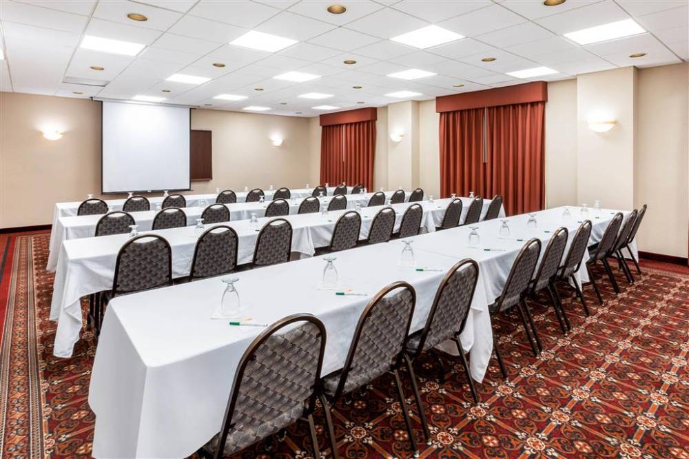 La Quinta Inn & Suites By Wyndham Madison American Center 3