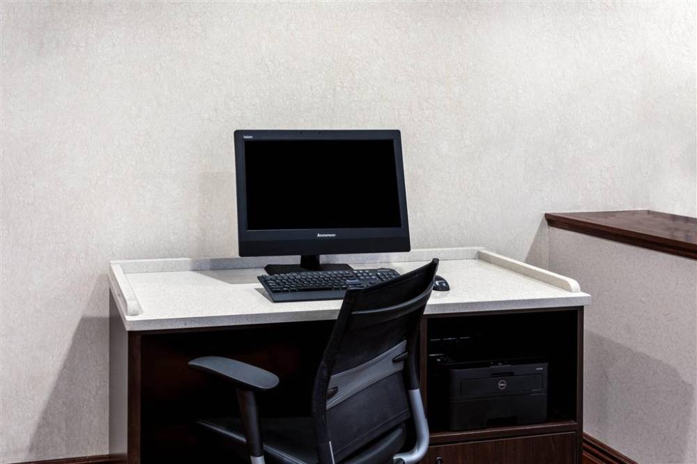 La Quinta Inn & Suites By Wyndham Madison American Center 8