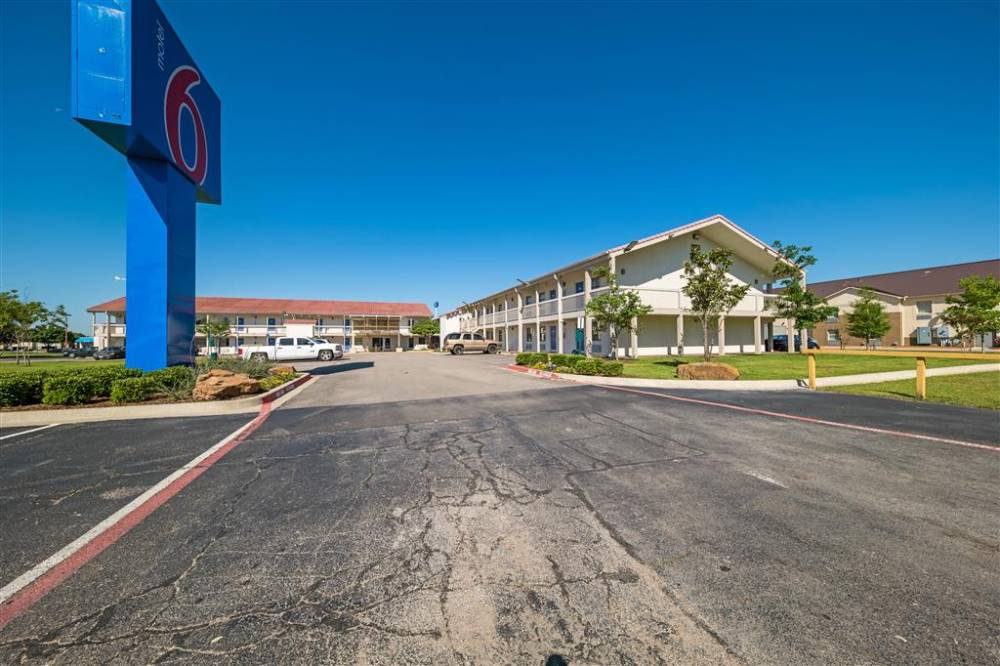Motel 6 Dallas - Farmers Branch