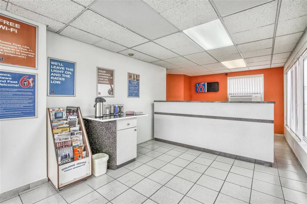 Motel 6 Windsor On 2