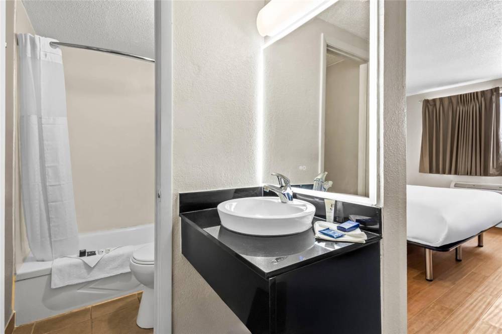 Park Inn By Radisson Fargo West Acres 8