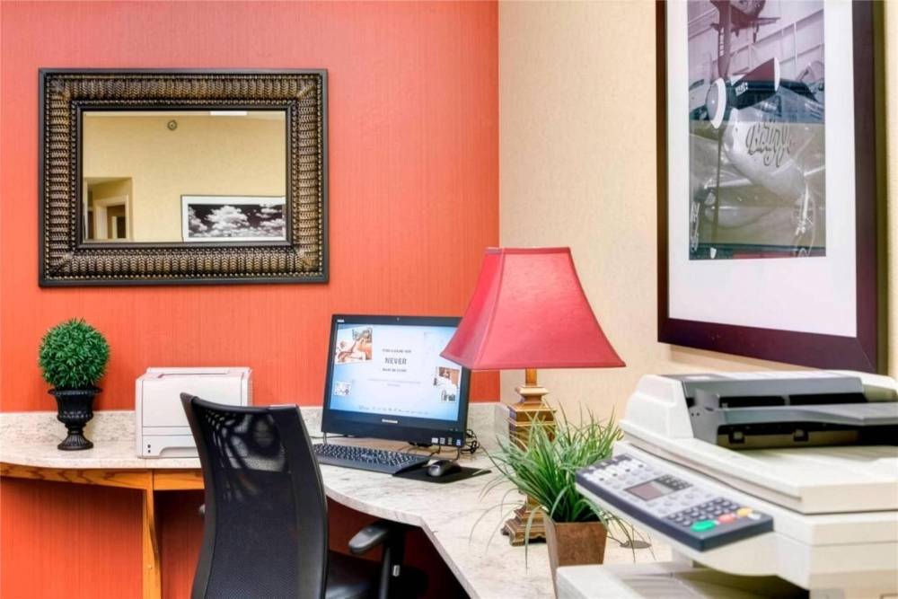 Pittsburgh Airport Inn And Suites 2