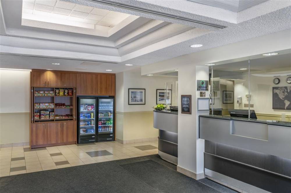Quality Hotel & Suites Montreal East 3