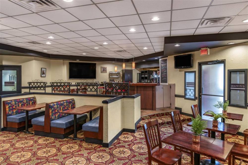 Quality Hotel & Suites Montreal East 5