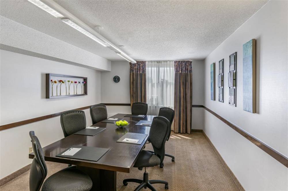 Quality Hotel & Suites Montreal East 2