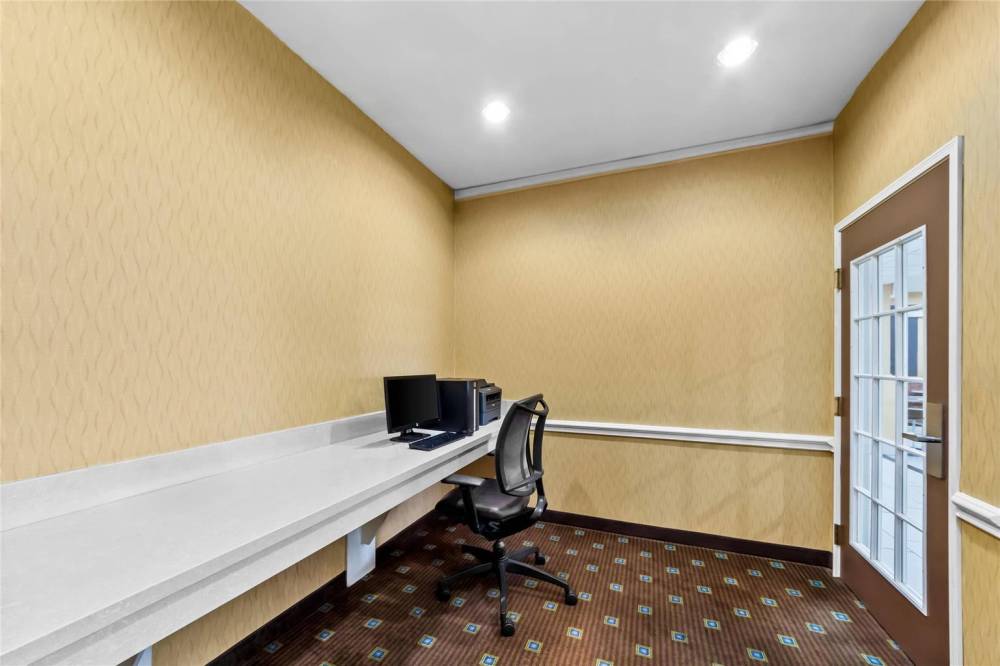 Quality Inn And Suites San Antonio Airport - Stone Oak 5