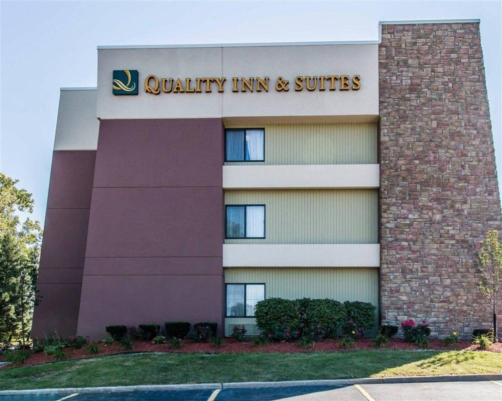 Quality Inn And Suites Warren - Detroit 2