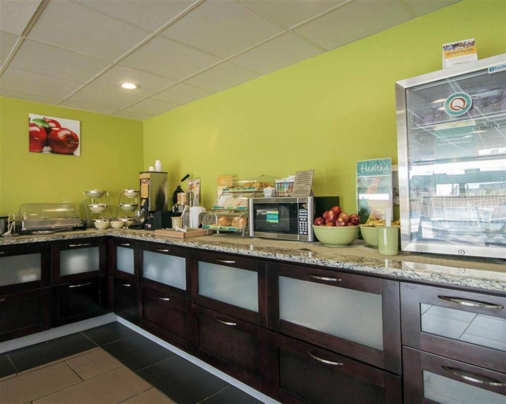 Quality Inn & Suites Airport 6