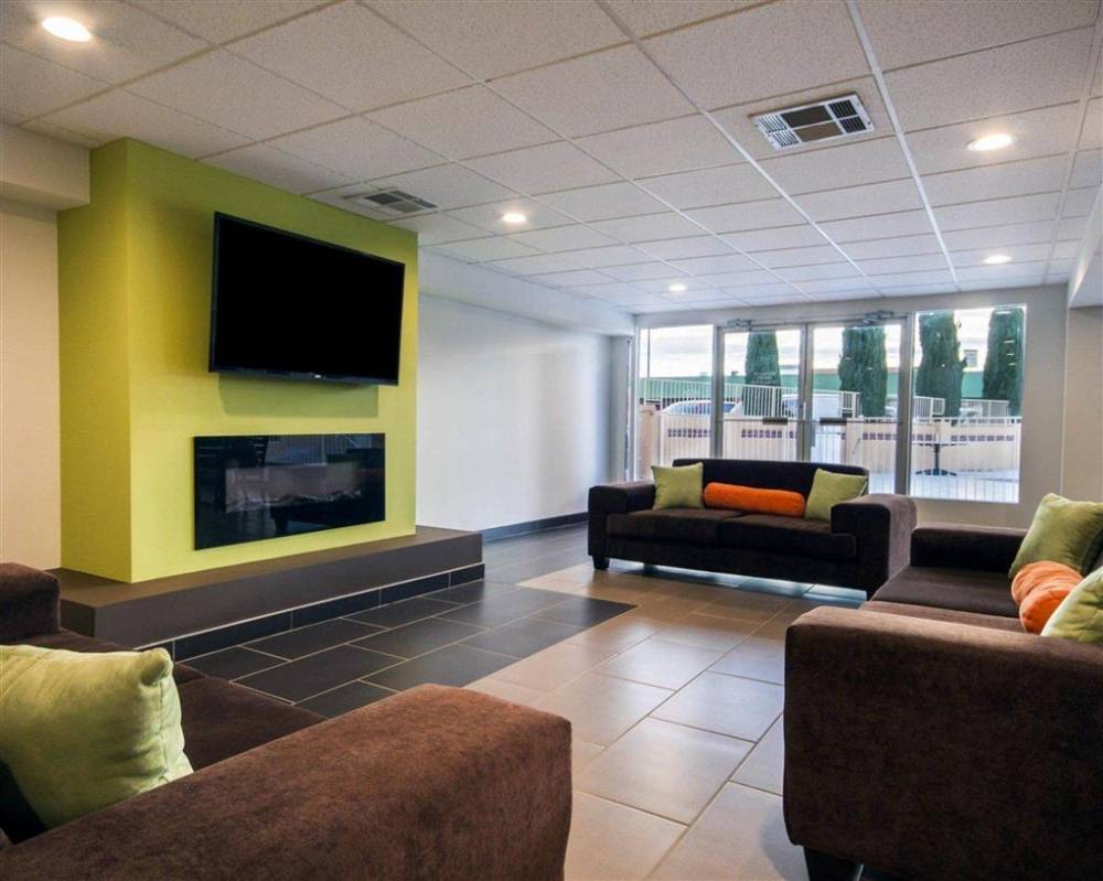 Quality Inn & Suites Airport 4
