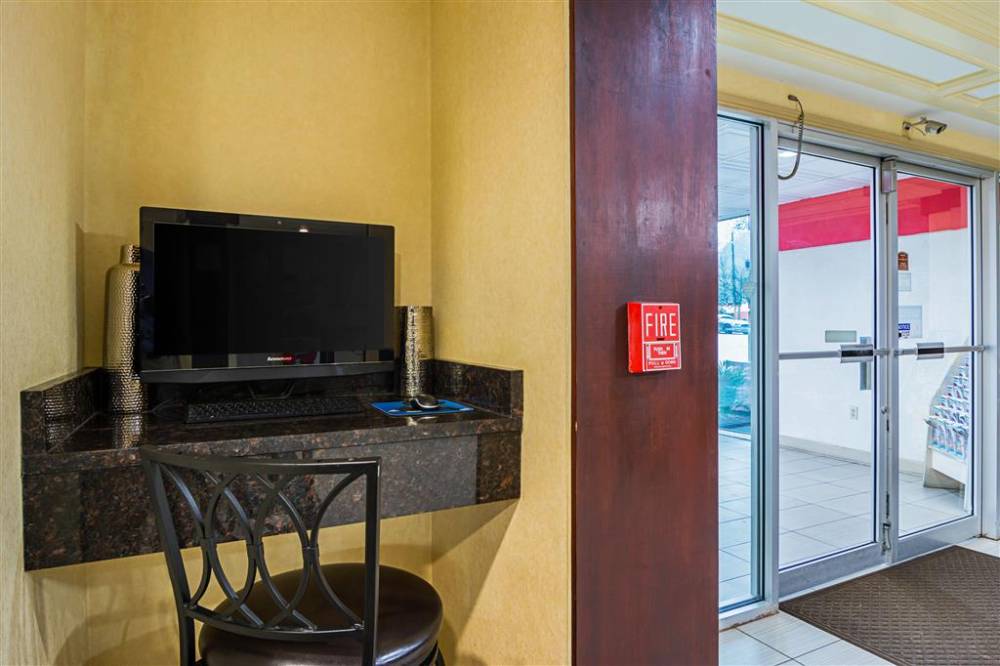 Quality Suites Atlanta Airport East 7