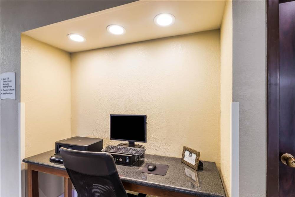 Quality Suites Milwaukee Airport 4