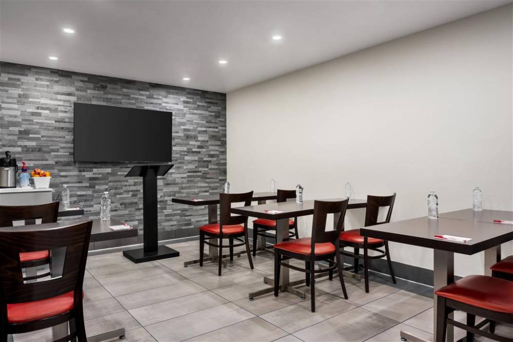 Ramada By Wyndham Anaheim Convention Center 2