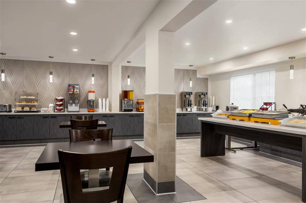 Ramada By Wyndham Anaheim Convention Center 4