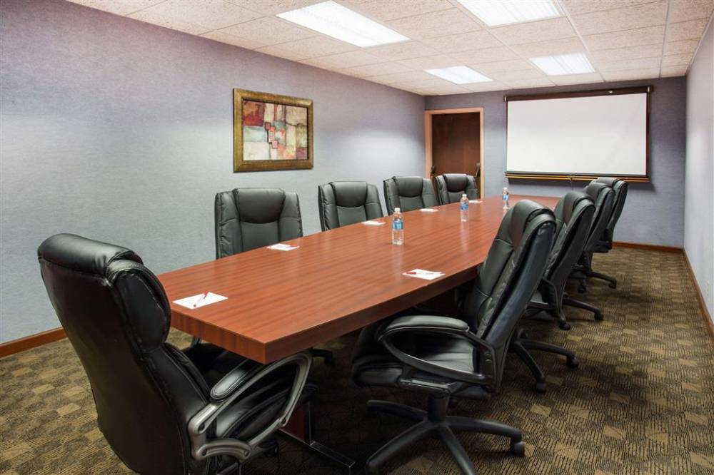 Ramada By Wyndham Bettendorf 2