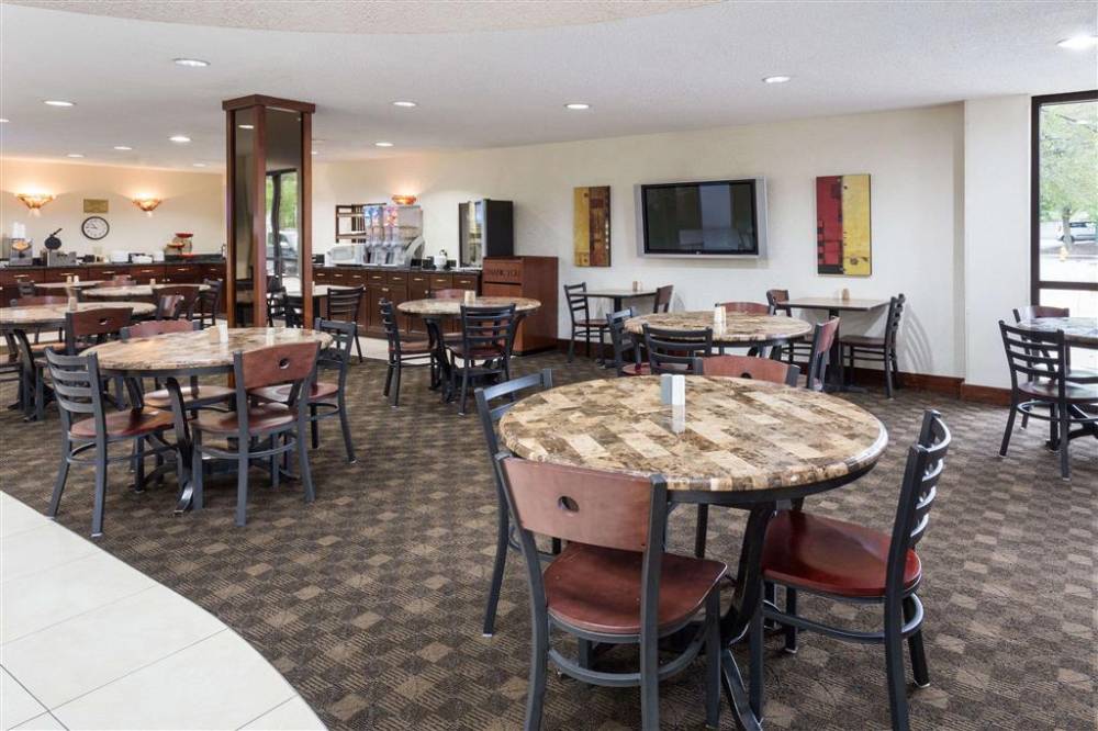 Ramada By Wyndham Bettendorf 4