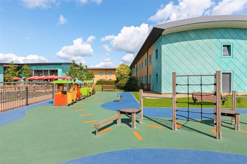 Ramada By Wyndham Cobham 8