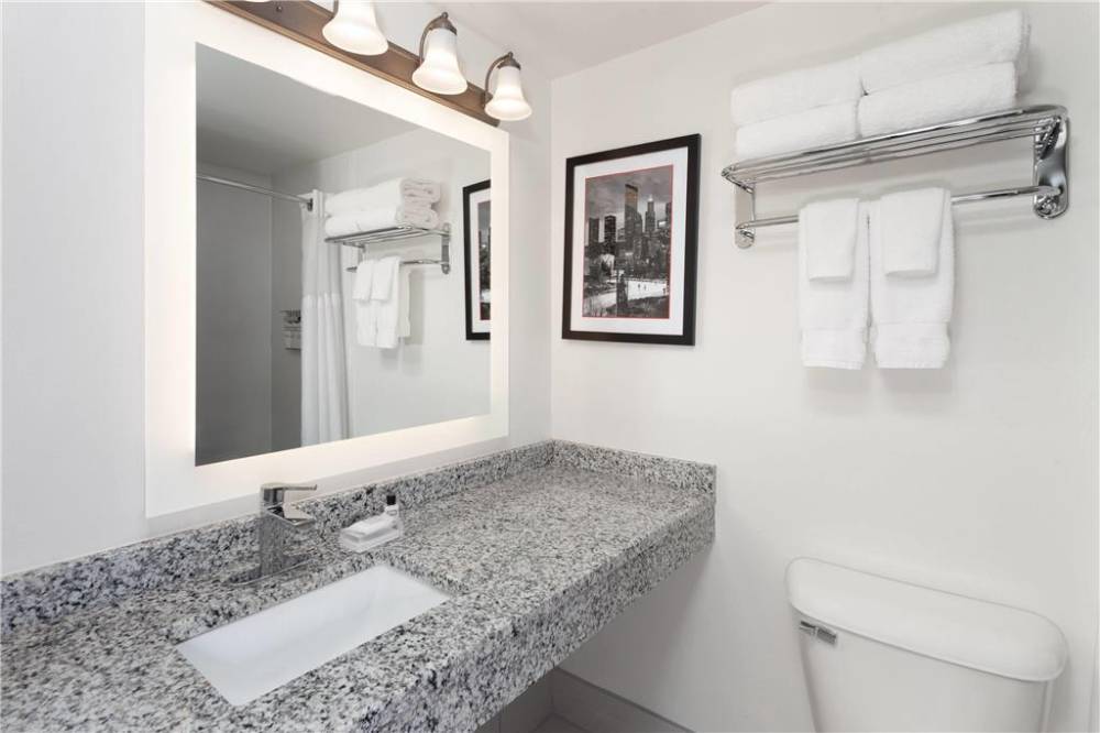 Ramada By Wyndham Milwaukee 7