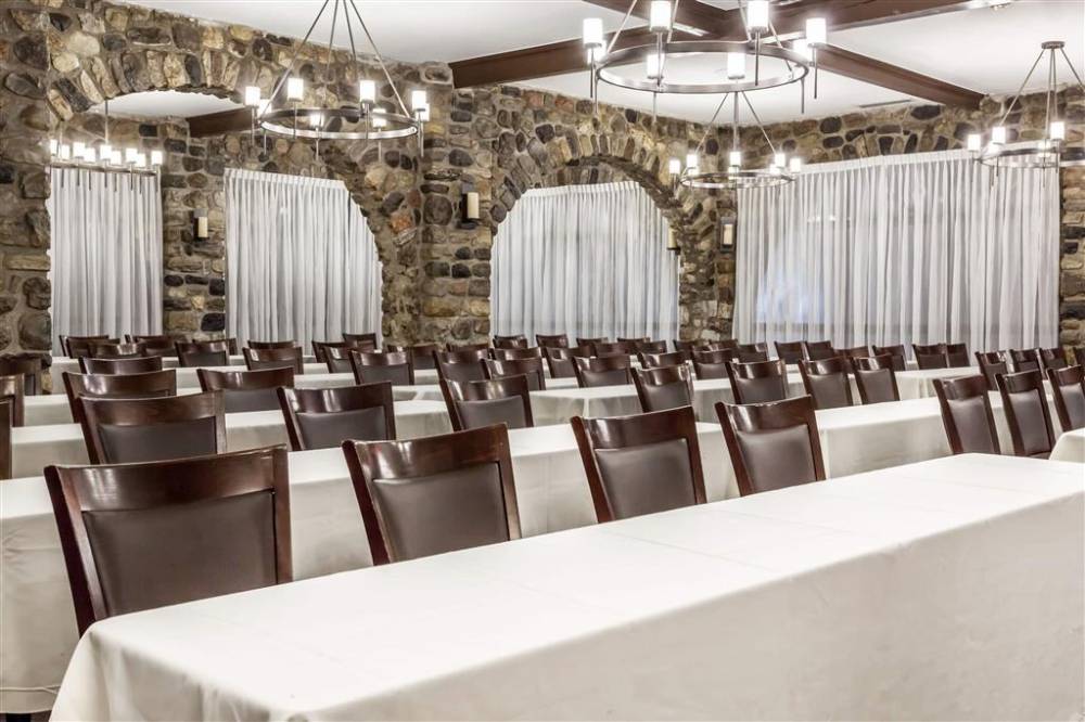 Ramada By Wyndham Ottawa On The Rideau 2