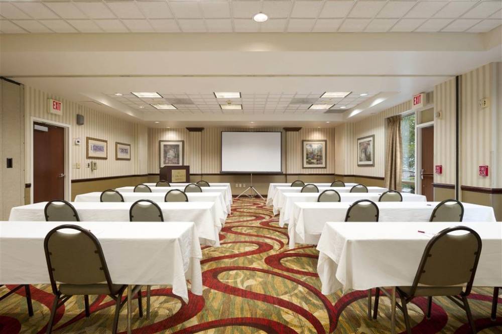 Ramada By Wyndham Suites Orlando Airport 4
