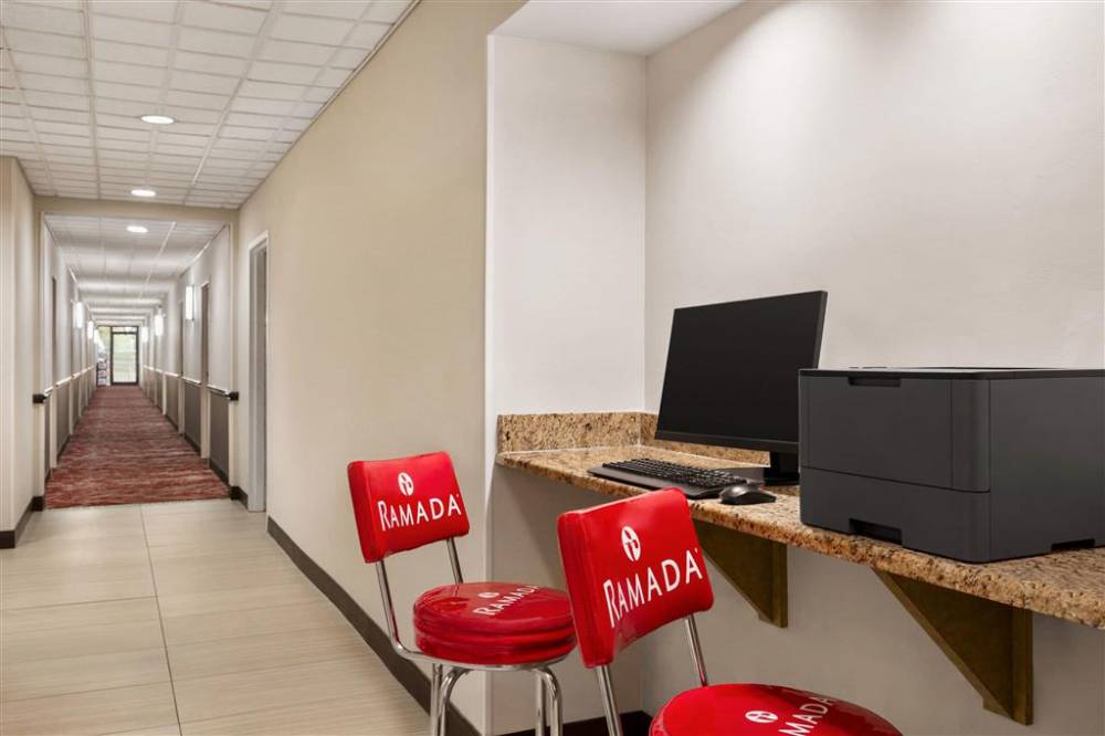 Ramada By Wyndham Suites Orlando Airport 9