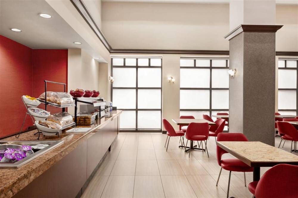 Ramada By Wyndham Suites Orlando Airport 10