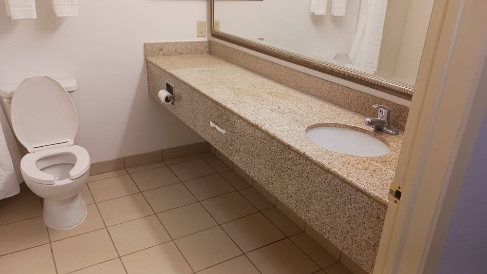 Red Roof Suites Midland 8