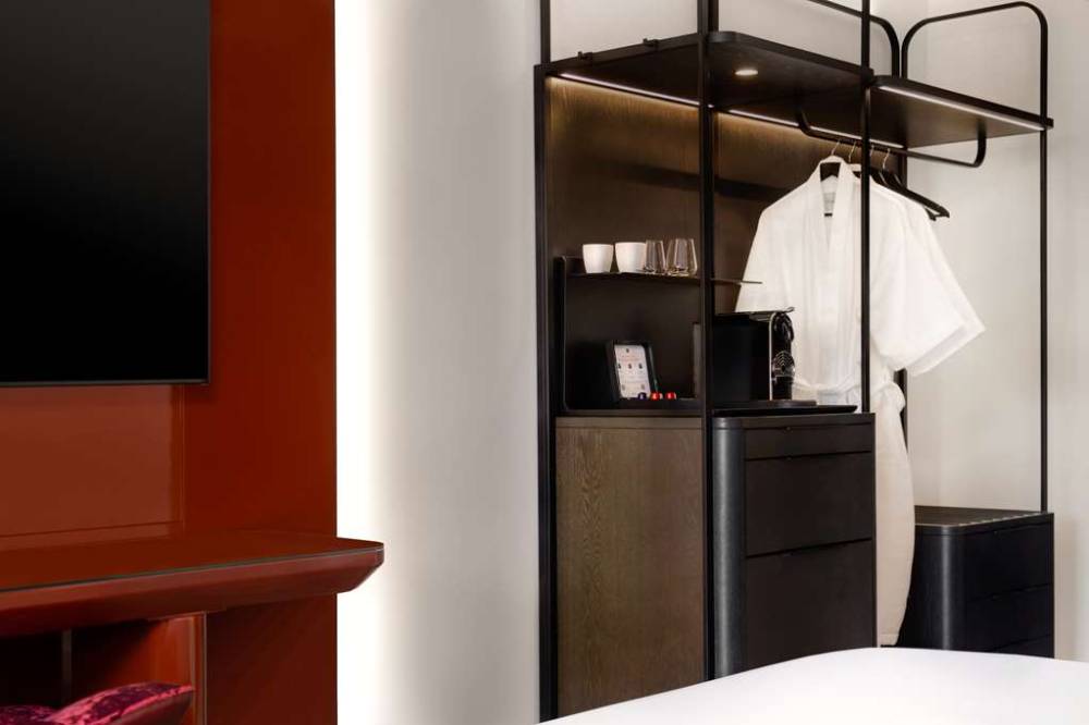 Revery Toronto Downtown  Curio Collection By Hilton 8