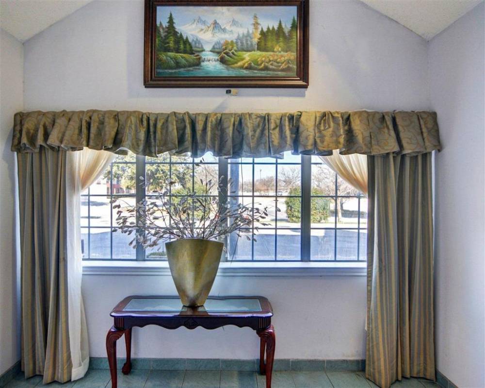 Rodeway Inn And Suites Lewisville I-35 8