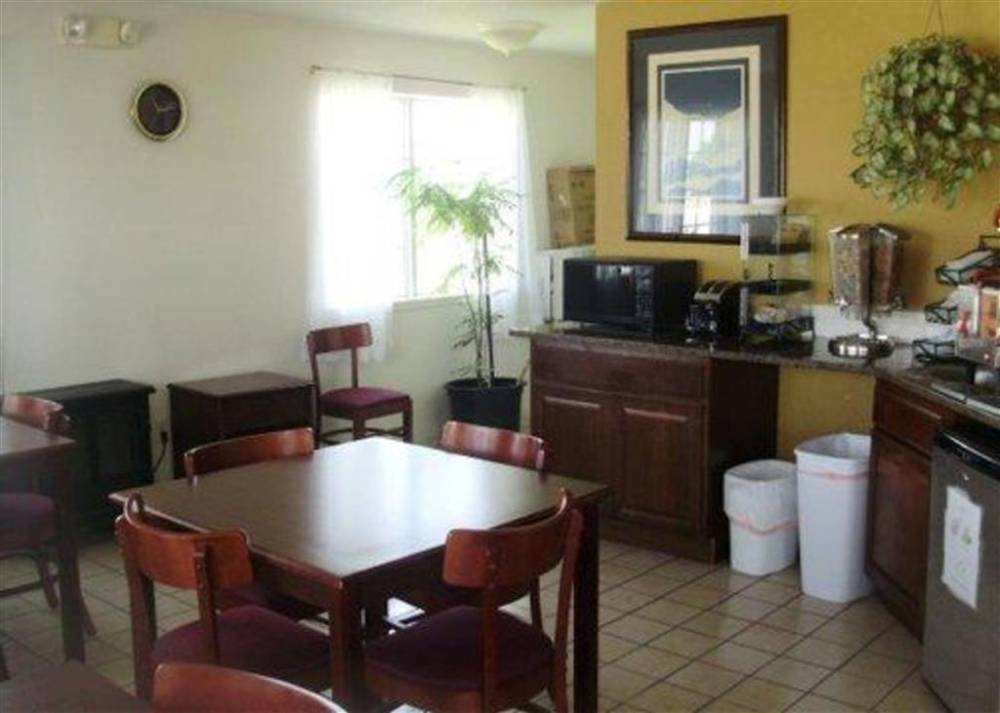 Rodeway Inn 3