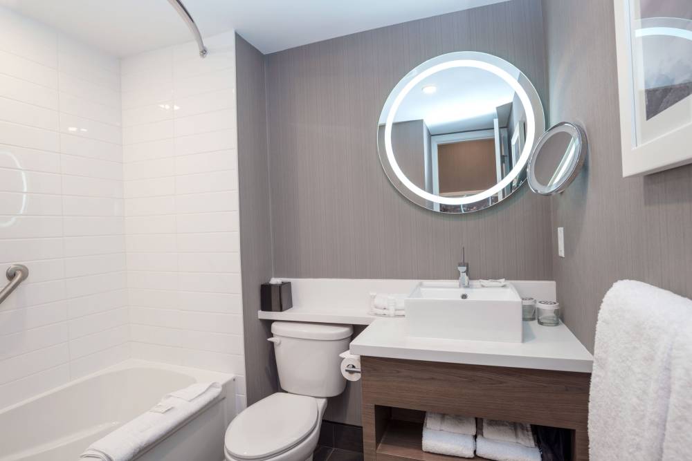 Signature Corporate Two Queens + Sofa Bed Bathroom