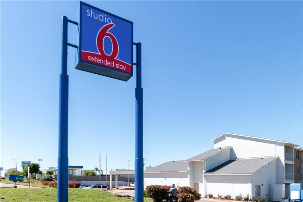 Studio 6 Arlington