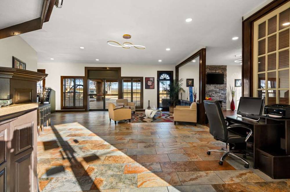 Suburban Studios Kansas City Airport North 4