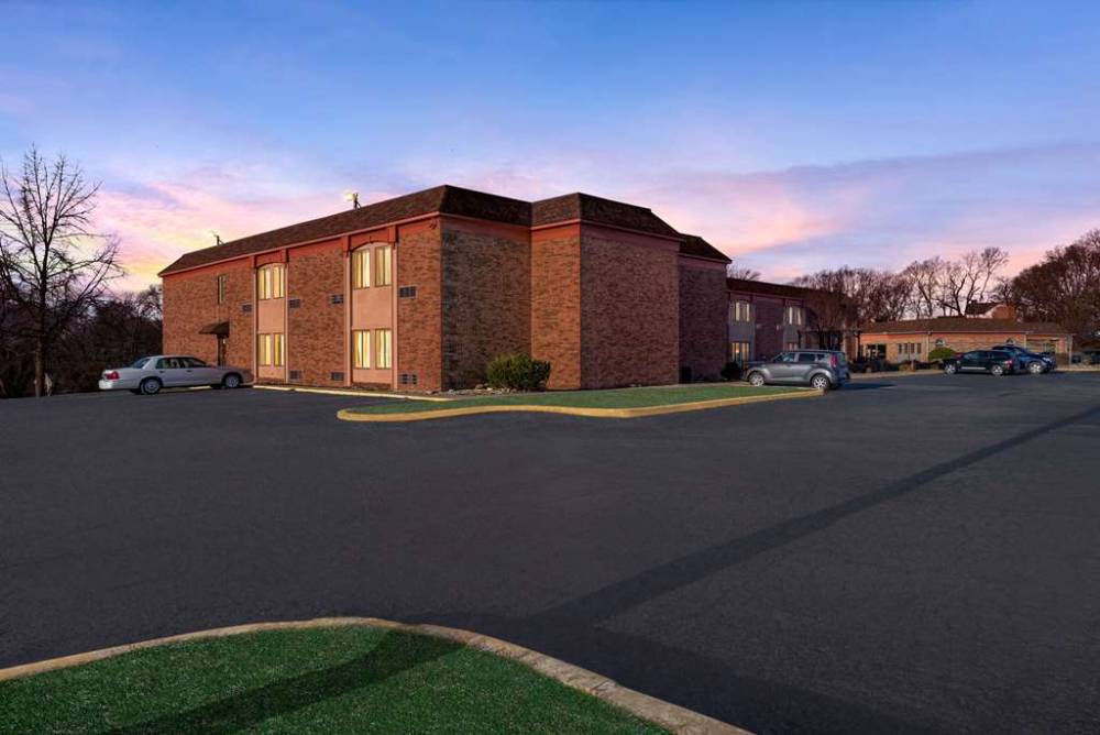 Suburban Studios Kansas City Airport North 3