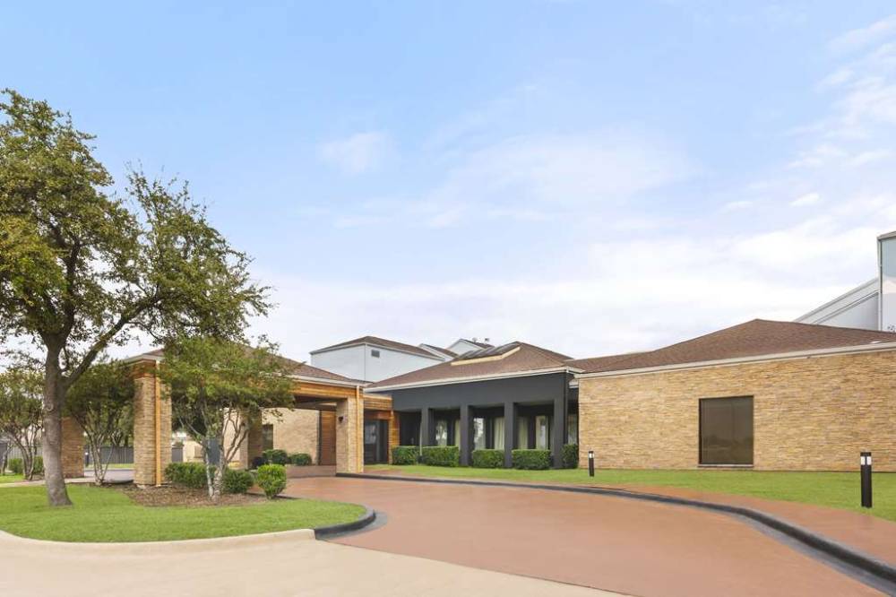 Super 8 By Wyndham Dallas Love Field Airport